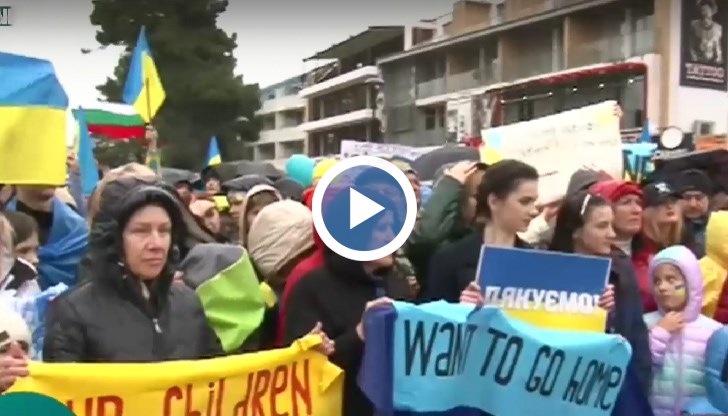 Шествието е съставено основно от жени и деца, благодарни за грижите и подслона на българските граждани