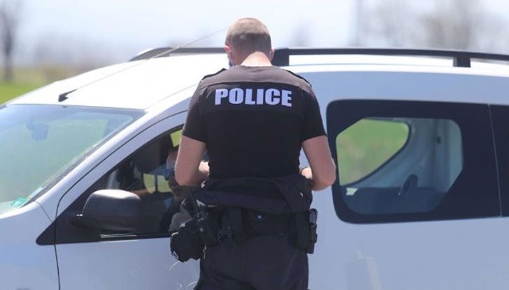 Това ще сложи край на опашките в КАТ, тъй като ще отпадне необходимостта гражданите лично да получат и платят фиша си на място, коментира министър Божидар Божанов