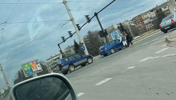 Светофарите на кръстовището между кварталите "Дружба" и "Чародейка" не работят