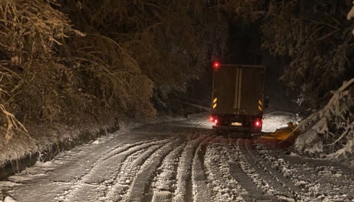 Заради обилния снеговалеж по трасето има опасни заснежени места, както и паднали клони от дървета Заради обилния снеговалеж по трасето има опасни заснежени места, както и паднали клони от дървета