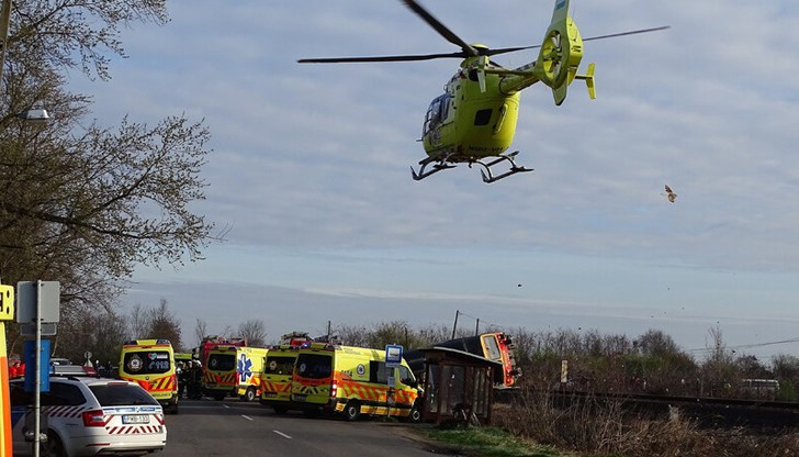 Автомобил се сблъска с влак в Унгария, при което дерайлираха вагони Автомобил се сблъска с влак в Унгария, при което дерайлираха вагони