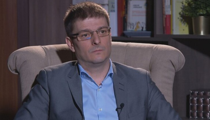 Александър Михайлов  посочи, че заедно със Съвета на директорите е бил уволнен броени дни след доклад до вицепремиера Корнелия Нинова, че повече няма да плаща на това дружество