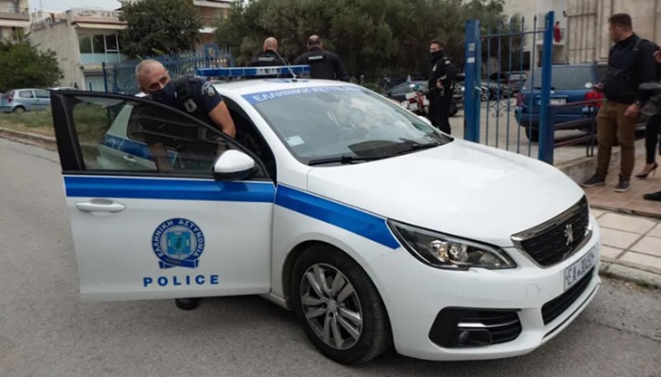 Обвиняемите са били арестувани по време на патрули на гръцката полиция около църкви в нощта на Възкресение Христово