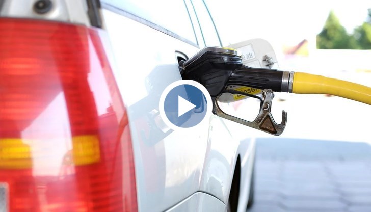 В момента средната цена на бензина у нас е 2,95 лв. за литър, на дизела - 3,11 лв., а на газта - 1,60 лв.