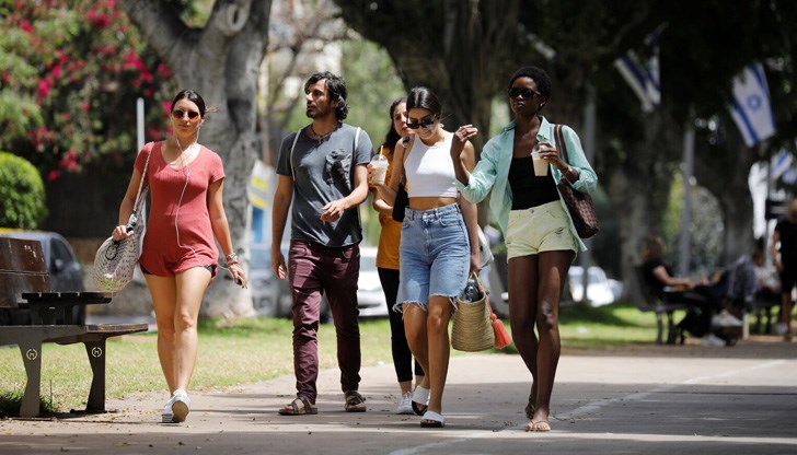 Маските обаче остават в болници, домове за възрастни хора и международни полети Маските обаче остават в болници, домове за възрастни хора и международни полети