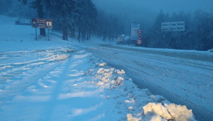 Троянският проход е затворен отново заради силен снеговалеж от снощи. Оттам не могат да преминават никакви моторни превозни средства - нито товарни, нито леки