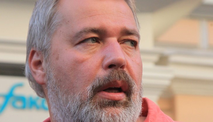 Самият Муратов съобщи в социалната мрежа “Телеграм”, че в купето му е нахлул неизвестен нападател, залял го е с червена боя с ацетон и е казал: “Муратов, това е за нашите момчета”