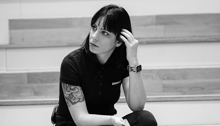 "Къде са дежурните полицаи там? Къде е подобрението на 112? Къде са онези, които знаят, че това се случва? Нормално ли е това да се случва?  Ако днес един от тях не беше вече с нас, кой неизвестен извършител щяхме да виним?", пита Венцислава Николова