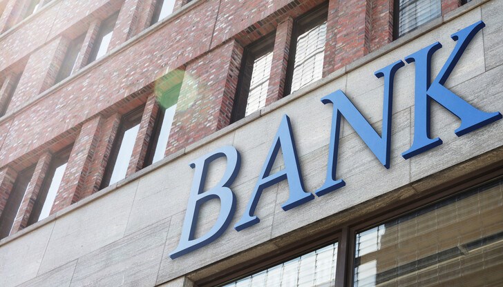 Банката съобщи, че обиските са свързани със съмнителни транзакции, които може да са свързани с пране на пари, за които е сигнализирала самата тя. В комюникето е посочено, че "Дойче банк" сътрудничи изцяло на властите