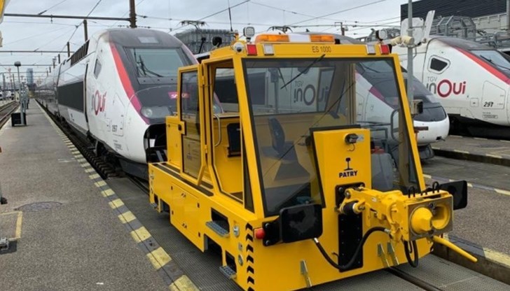 Става дума за маневрен акумулаторен локомотив ES1000 с номинален капацитет 1000 тона, който маневрира високоскоростните френски влакове TGV в централното им депо Technicentre de Lyon Gerland