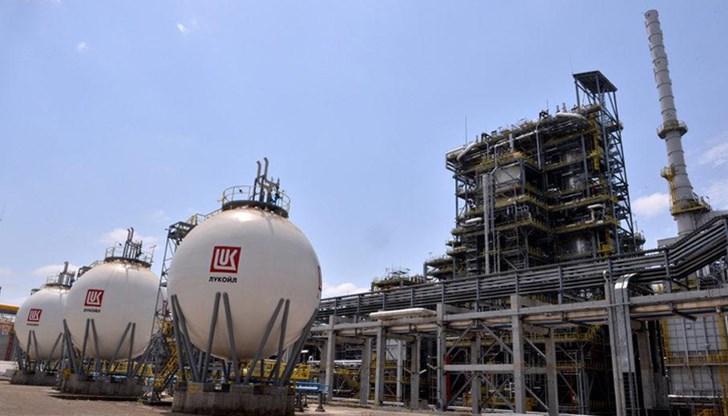 Единствената българска рафинерия е собственост на руската "Лукойл", а над 60 процента от преработвания от нея петрол идва от Русия Единствената българска рафинерия е собственост на руската "Лукойл", а над 60 процента от преработвания от нея петрол идва от Русия
