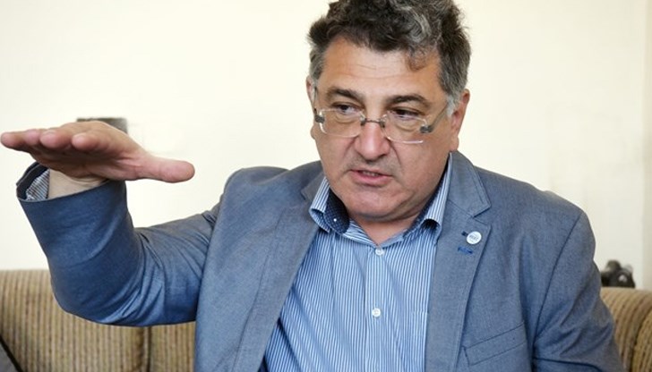 "С безпилотните летателни апарати, конструирани при нас, могат да се обследват слънчеви централи, ветрогенератори, високи мостове вместо да се използват алпинисти", обясни проф.Желев