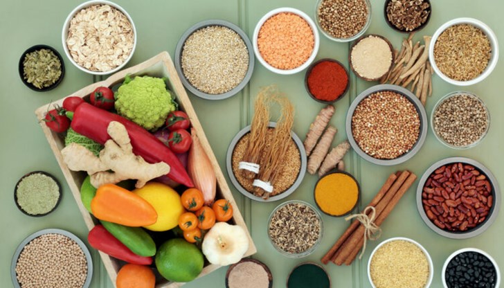 Пълнозърнестите продукти, грахът, ябълките, марулята, ядките и картофите се считат за особено богати на спермидин храни Пълнозърнестите продукти, грахът, ябълките, марулята, ядките и картофите се считат за особено богати на спермидин храни