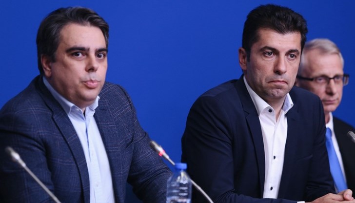 От едната страна са Радев и Борисов, а от другата Кирил Петков и Асен Василев. Едните ни правят жертва на собствените си зависимости и ни тласкат към Русия, а другите, макар и по-млади и неопитни, правят всичко възможно България да е нормална държава От едната страна са Радев и Борисов, а от другата Кирил Петков и Асен Василев. Едните ни правят жертва на собствените си зависимости и ни тласкат към Русия, а другите, макар и по-млади и неопитни, правят всичко възможно България да е нормална държава