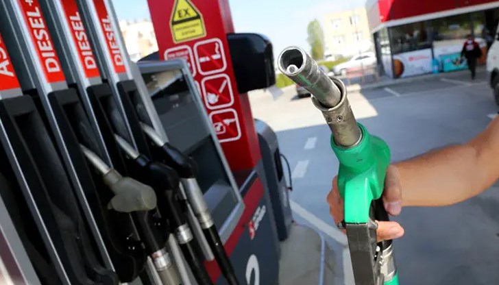 "В момента в Гърция е над 2 евро за литър дизел и над 2 евро за литър бензин. В България е около 3 лв. , т.е. с 30% по-ниско. Но и нашите доходи са с повече от 30% по-ниски от тези в Гърция", посочи икономистът Румен Гълъбинов