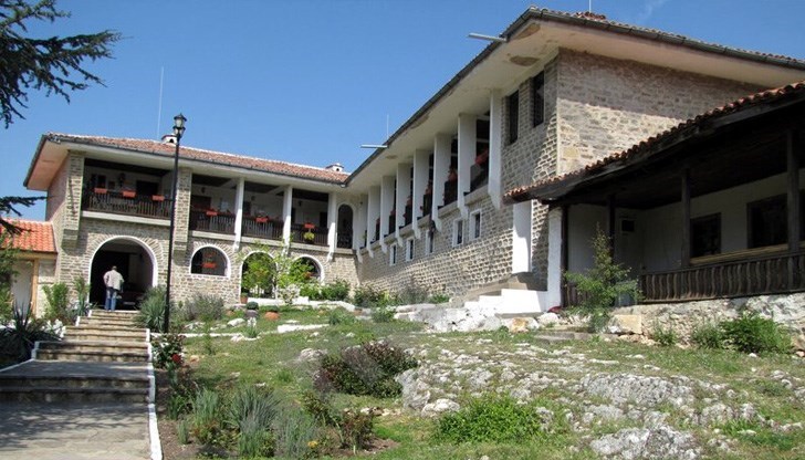 Причината е, че църквите и манастирите са юридически лица и съответно плащат промишлен ток