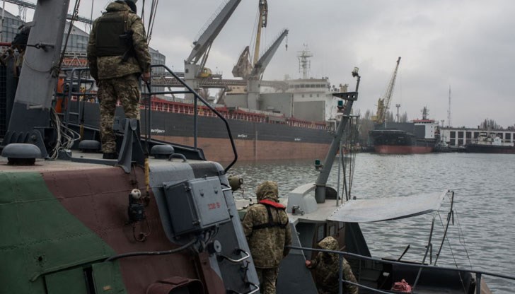 Специална група български военни под командването на шефа на военното разузнаване са там, за да изтеглят моряците от рисковата зона