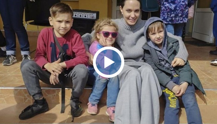 По всичко изглежда, че тя е преследвана от множество фенове дори в моментите, в които градът се оглася от сирени, предупреждаващи за въздушно нападение