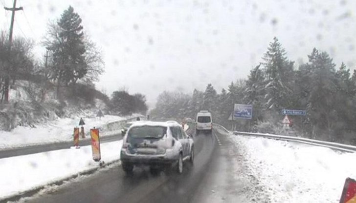 Движението по пътищата на много места се осъществява при зимни условия