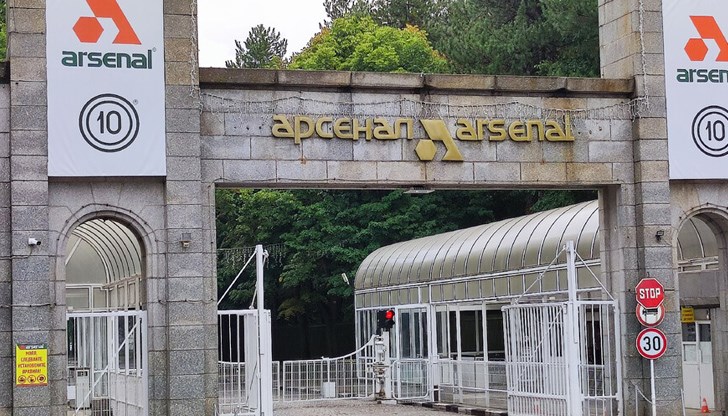 Вследствие на взрива 53-годишна служителка е с два счупени пръста, а друга жена на 49 години е с разкъсно-контузна рана Вследствие на взрива 53-годишна служителка е с два счупени пръста, а друга жена на 49 години е с разкъсно-контузна рана