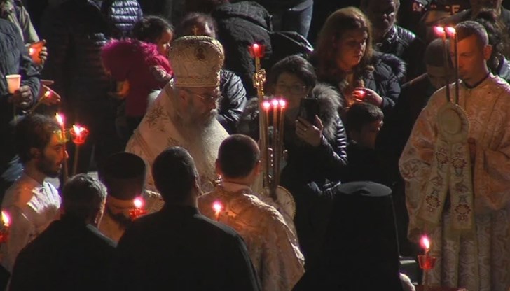 Тази година Българската православна църква реши да не се пътува на Велика Събота до светите места, цитирам „във връзка с неблагоприятни обстоятелства“, въпреки осигурения от правителството транспорт