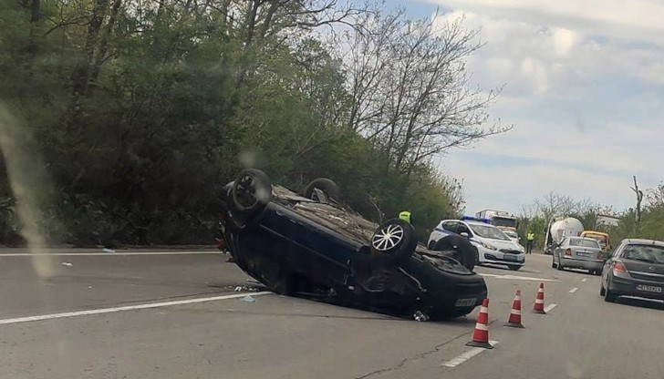 64-годишният водач е пътувал в посока Русе, когато на завой по неясни засега причини е изгубил управление над автомобила и се е обърнал по таван