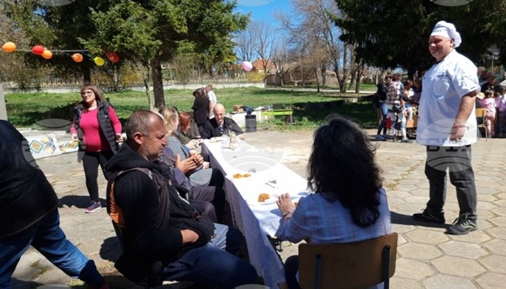 Участниците имаха за задача да ядат пилешки крилца, гарнирани с пет вида сосове от най-лютите чушки в света