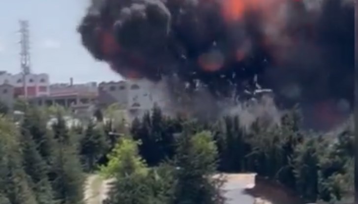 В района на предприятието има силно задимяване и от време на време се чуват експлозии