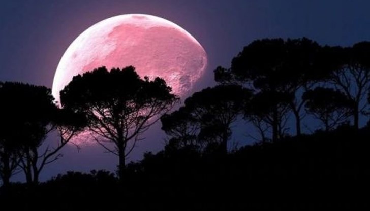 Над България на 16 април Луната ще изгрее приблизително в 19:55 часа, сочат данните на НИМХ
