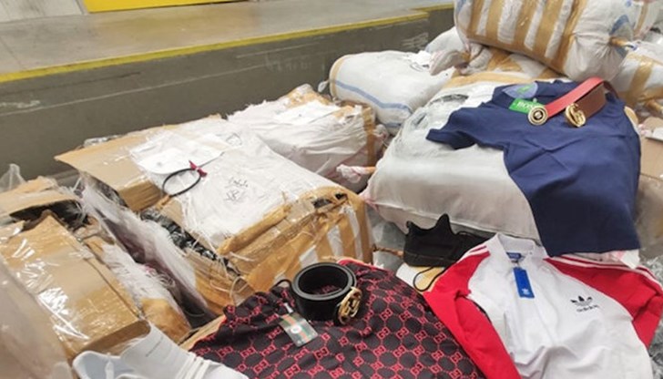 По-голямата част от стоките са дрехи - имитации на световноизвестни марки