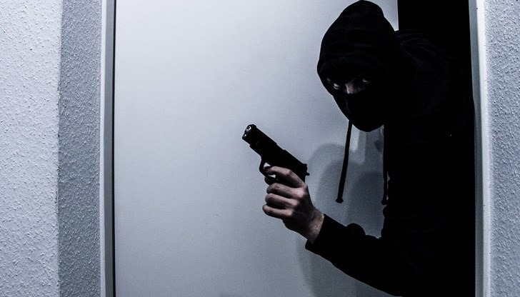 Парите били в автомобила на 40-годишен мъж, който бил заплашен от крадците Парите били в автомобила на 40-годишен мъж, който бил заплашен от крадците