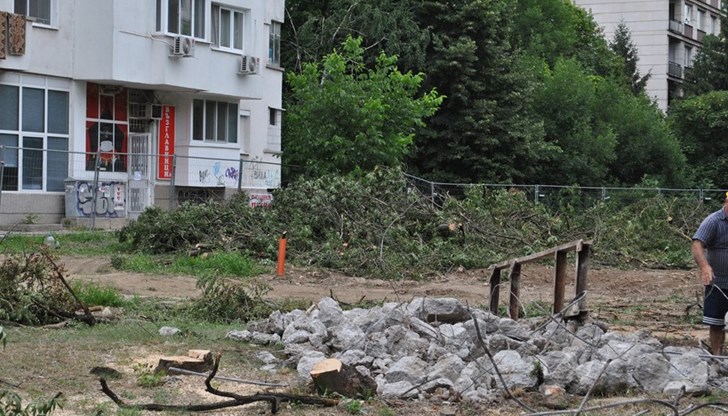 Строителят ви продава жилища, чиито междублокови пространства приличат повече на сметища, отколкото на градинки