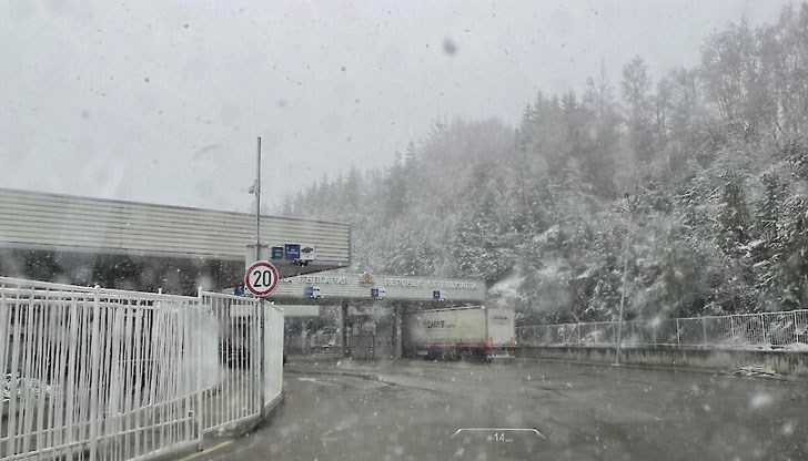 От сутринта и три коли не са минали през пункта, а едно време "имаше по 100 – 150 коли. Но и оттатък вече е пусто, не остана и един човек”, казва дежурният на ГКПП Гюешево