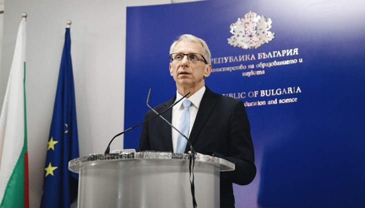 Забраняват се налагането на политически доктрини от учители, зам.-директори, директори на училища и градини