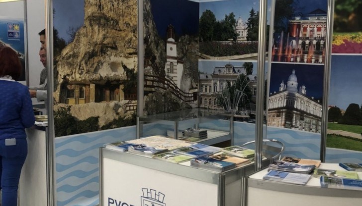 Русе се представи с колоритен щанд, акцентиращ върху културно- историческото наследство на града и региона и популярни туристически обекти
