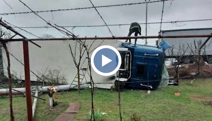 Камионът отнесъл и електрически стълб