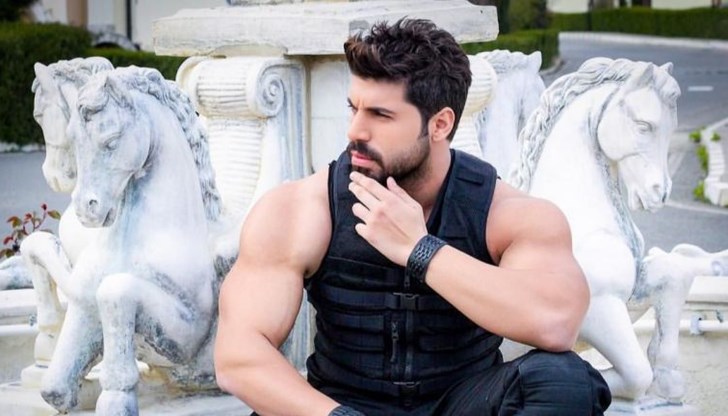 На 10 май той ще направи концерт в София, в който за първи път ще излезе с голям бенд и ще изпълни световни и български поп и рок хитове