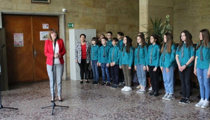 Любимият училищен химн бе изпълнен от деца от ОбДЦКИ- Русе