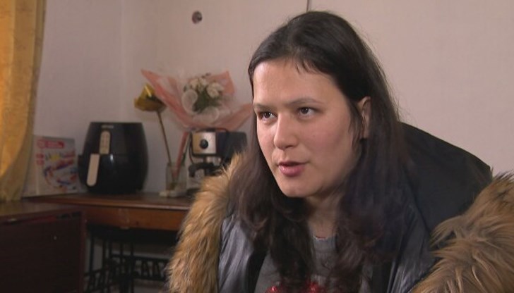 „Положението е страшно с две малки деца. Бидони, туби. Ужас! Нито можеш да измиеш, да изваря шишетата, да сготвиш. След 10 вечерта лягаме некъпани и чакаме 6 да дойде. Пълним кофи, тенджери“, разказва Ралица от Омуртаг