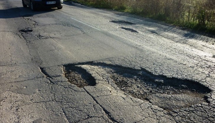 "Първата стъпка ще бъдат усилията, които ще хвърлим през тази година, за да се оправят магистрали, първокласни и скоростни пътища. След това ще се пренесем и към второкласните", заяви министърът на МРРБ