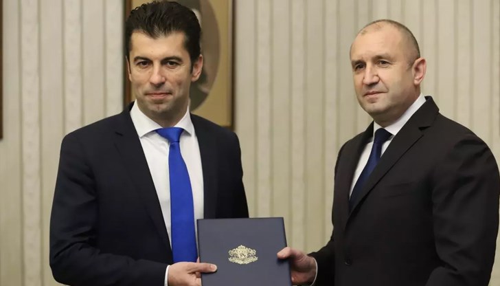 "Радев обвини българското правителство за това, че "Газпром" спира доставките на природен газ за България. По този начин се солидаризира с позицията на Кремъл", смята политологът Милен Любенов
