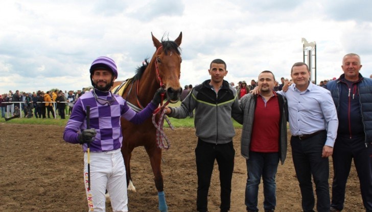 В нея участие взеха десетки елитни коне, а организатори на състезанието са Община Русе и кметството в с. Сандрово
