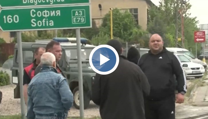 Недоволни граждани блокираха за кратко изхода от града към АМ „Струма” в посока София