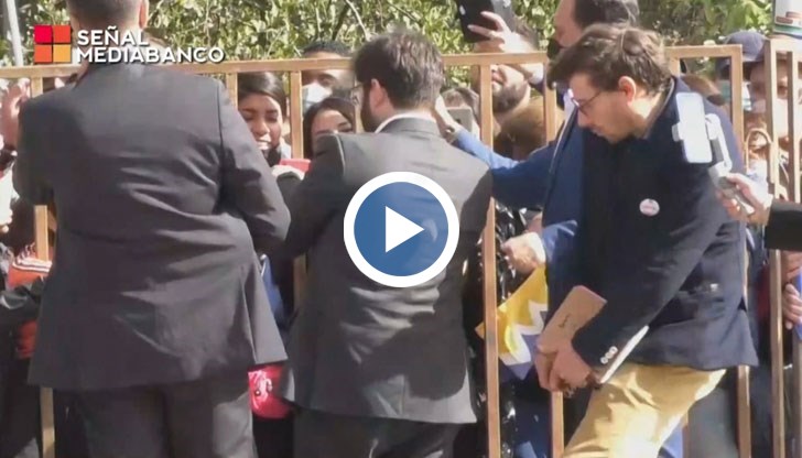 Камъкът е ударил стоящия до президента ръководител на президентската канцелария