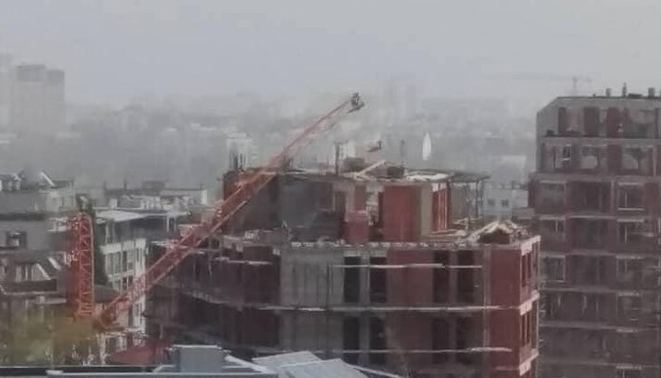 Причина за инцидента стана разразилата се буря и вятърът, на чиято сила не е устояло съоръжението Причина за инцидента стана разразилата се буря и вятърът, на чиято сила не е устояло съоръжението