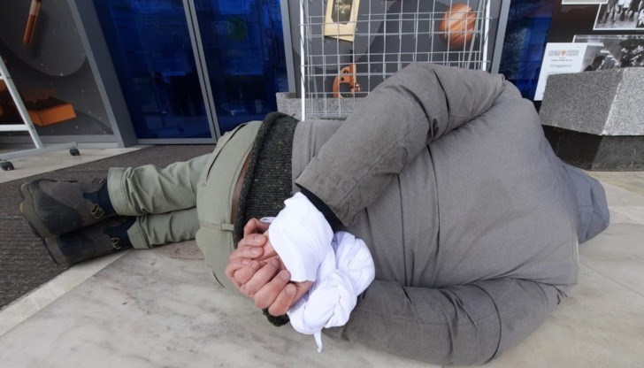 Служители в центъра са се опитали да го изгонят от стълбите пред входа, а след това са повикали полиция Служители в центъра са се опитали да го изгонят от стълбите пред входа, а след това са повикали полиция