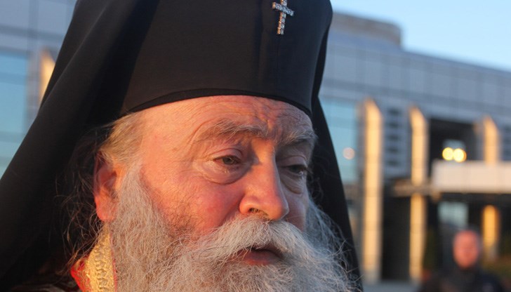 В храма "Възкресение Христово" в Йерусалим кандила и свещи сами се палят