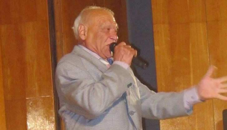 Името на Емил Ристосков трябва да бъде изписано със златни букви на Летния театър, където изпя преди 30 г. знаковата песен „Наздравица”, станала хит на фестивала „Пирин фолк”.