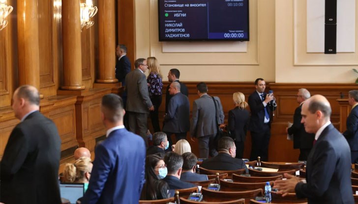 Няма спор, че откъдето и да я погледнем, днешната управляваща коалиция е странна