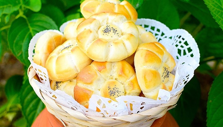 Можете да направите малки питки цветя, които ще придадат много стил на вашата трапеза за Цветница